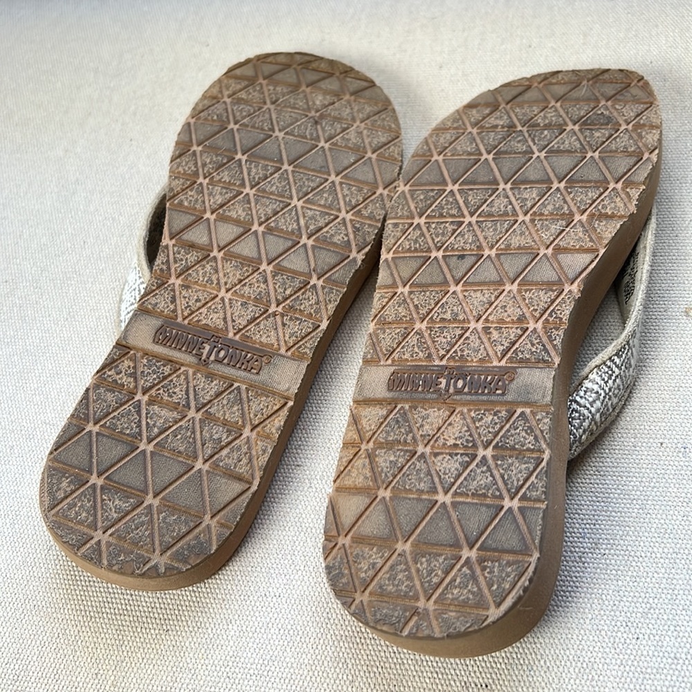 Minnetonka canvas cushion flip flops size 9 - Picture 8 of 10